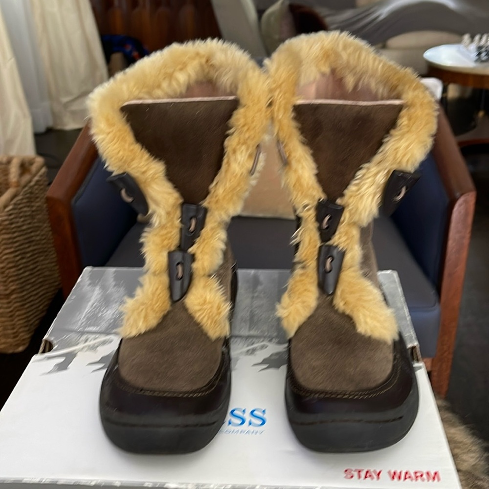 Bass boots. Brown suede. Woman size 8.